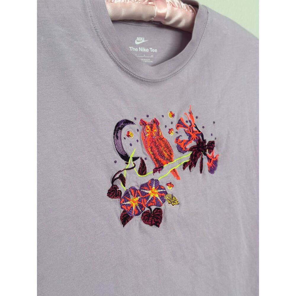 Nike S Logo Twist glow in the dark logo oversized t-shirt in lilac Embroidered - Picture 6 of 9